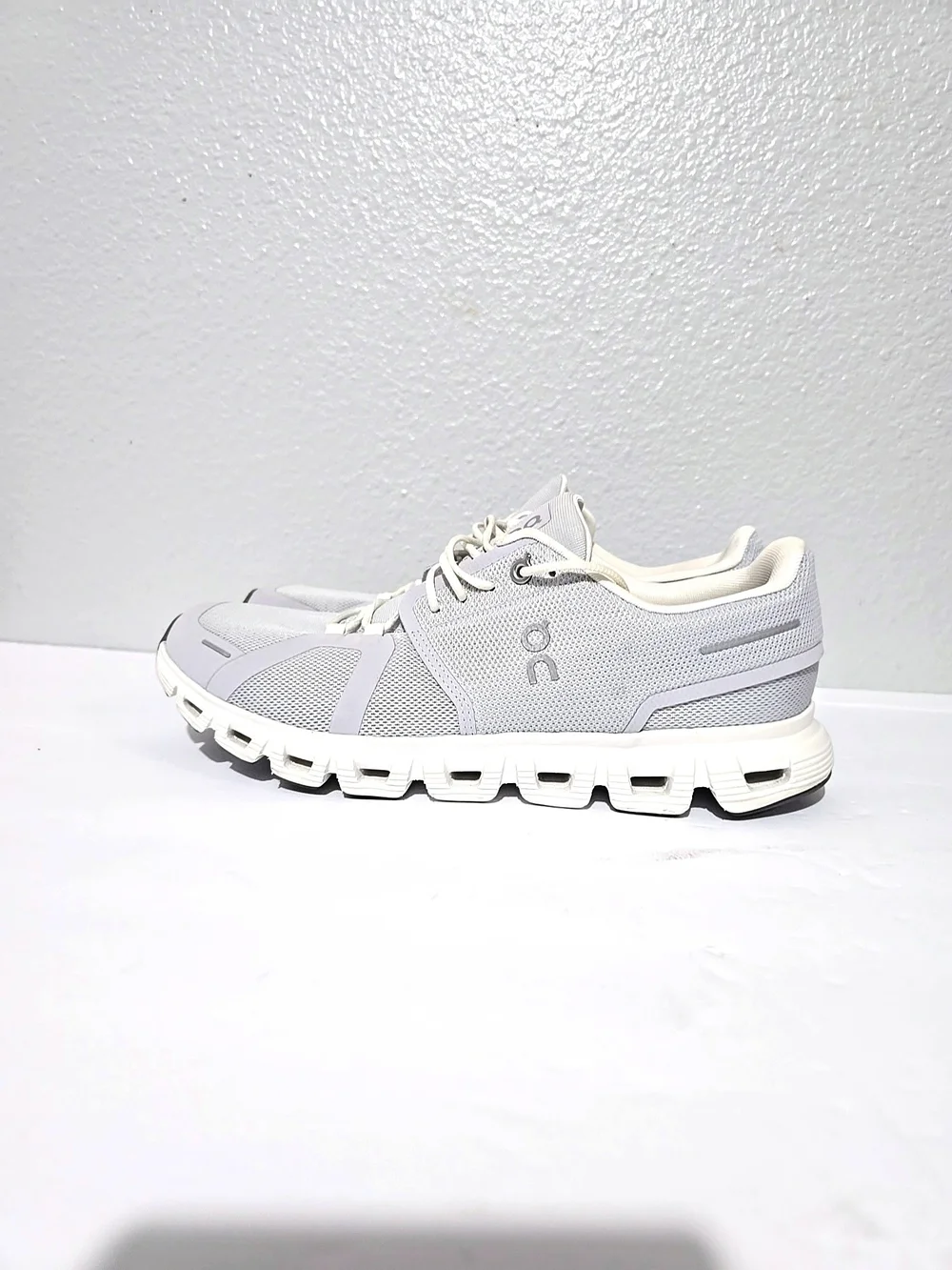 On Running Cloud 6 Running Shoes  Light Gray/White Women's Size 10